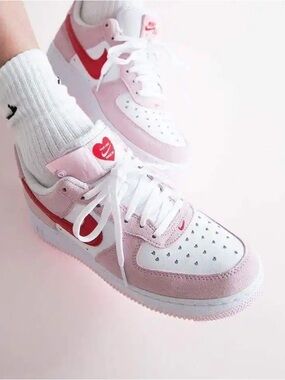 Nike Air Force Ones: Low Qs ‘07 Valentines Day Drop